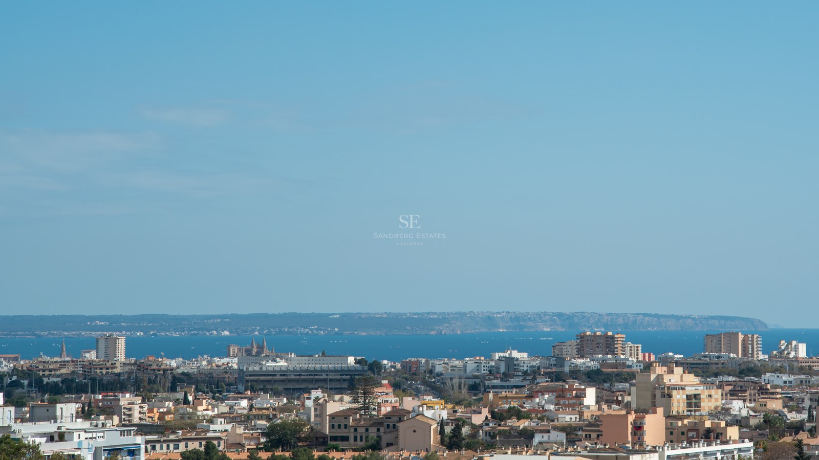Vue aérienne de Palma de Majorque montrant la cathédrale de La Seu et la mer Méditerranée à l'horizon.