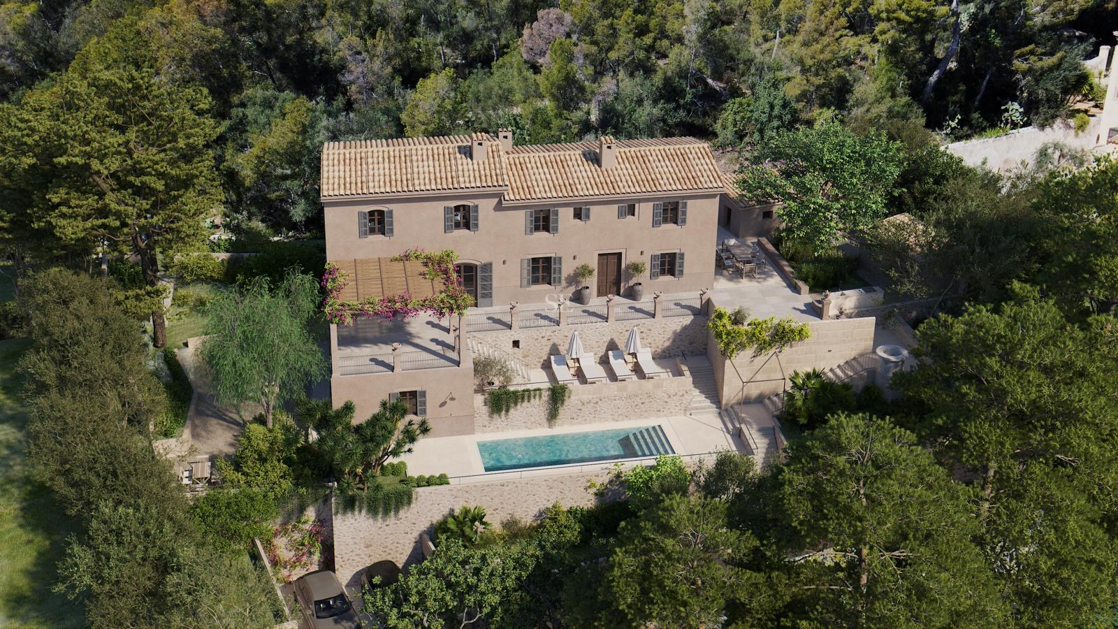 Vue aérienne d'une villa en pierre sur trois niveaux avec piscine, toit en terre cuite et forêt de pins.