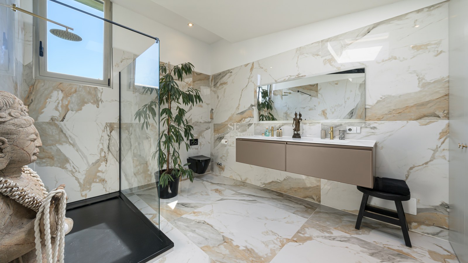 Luxus-Badezimmer mit Marmorwänden, begehbarer Glasdusche und schwebendem Doppelwaschtisch.