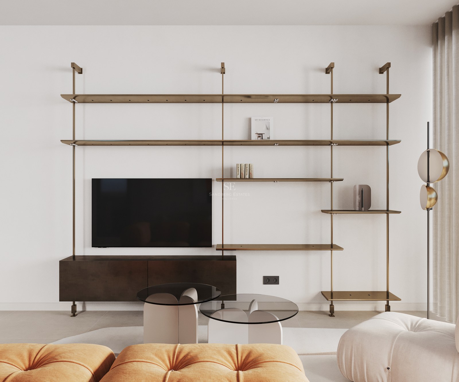 Modernes Wohnzimmer mit modularem Messingregal, Wandfernseher und runden Designer-Couchtischen aus Glas.