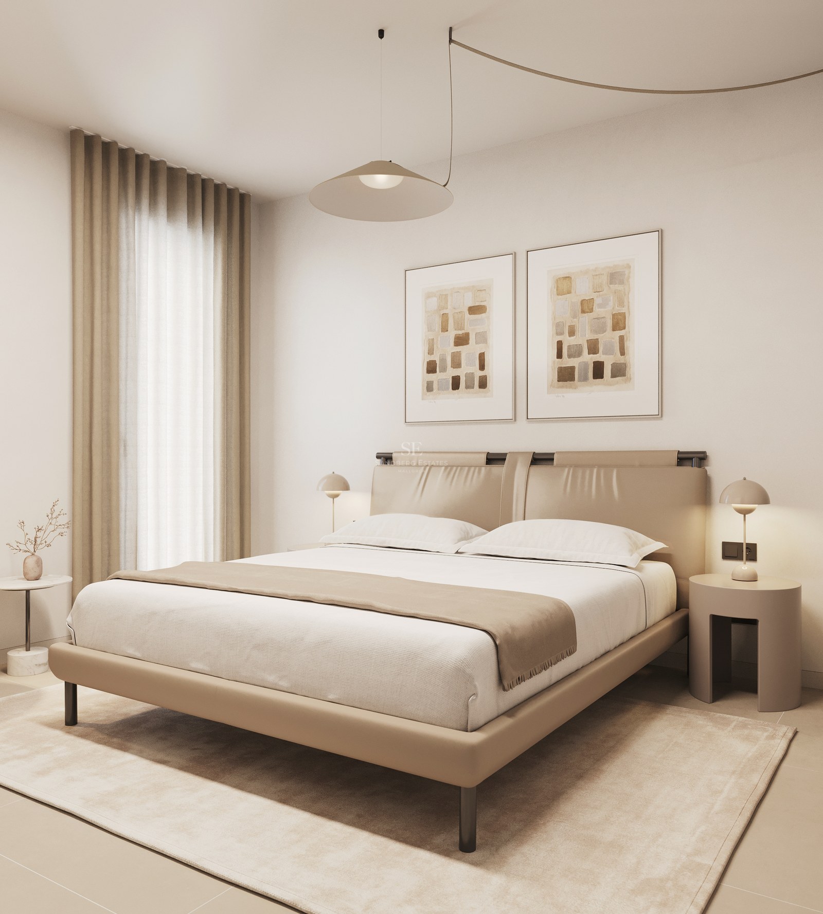 Modernes Schlafzimmer mit beigem Lederbett, minimalistischen Lampen und bodentiefen Vorhängen in Naturtönen.