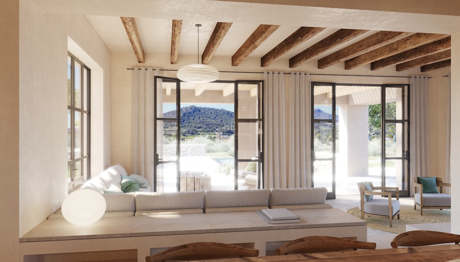 Großzügiges Wohnzimmer im modernen mediterranen Stil mit Sichtbalken, schwarzen Fensterrahmen und Blick auf die Berge.