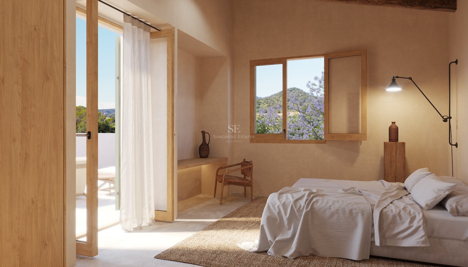 Minimalistisches Schlafzimmer mit hellen Holzmöbeln, Leinenbettwäsche, hohen Decken und Bergblick.