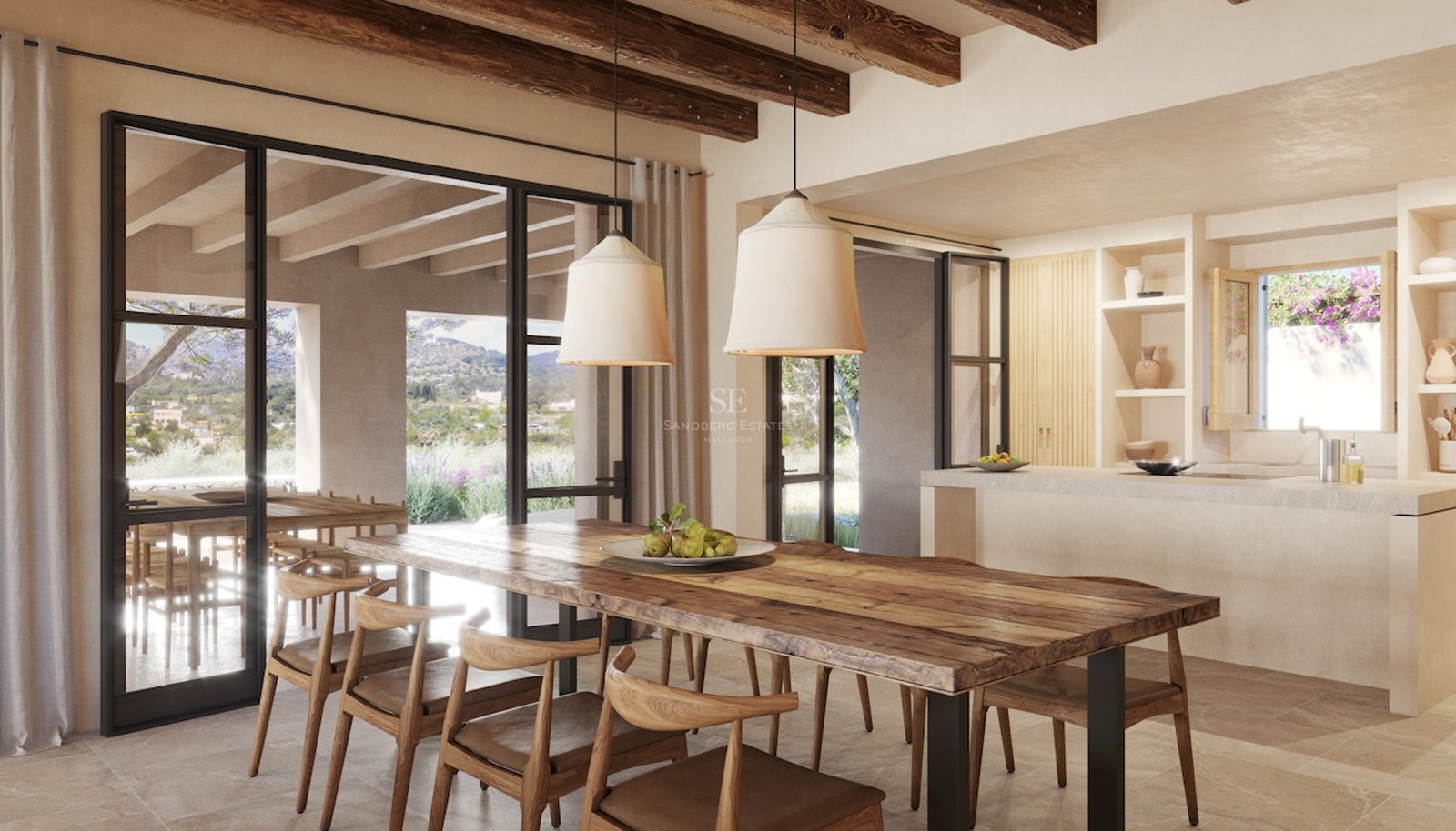 Moderner offener Essbereich mit massivem Holztisch, Deckenbalken und großen Glasschiebetüren zur Terrasse.