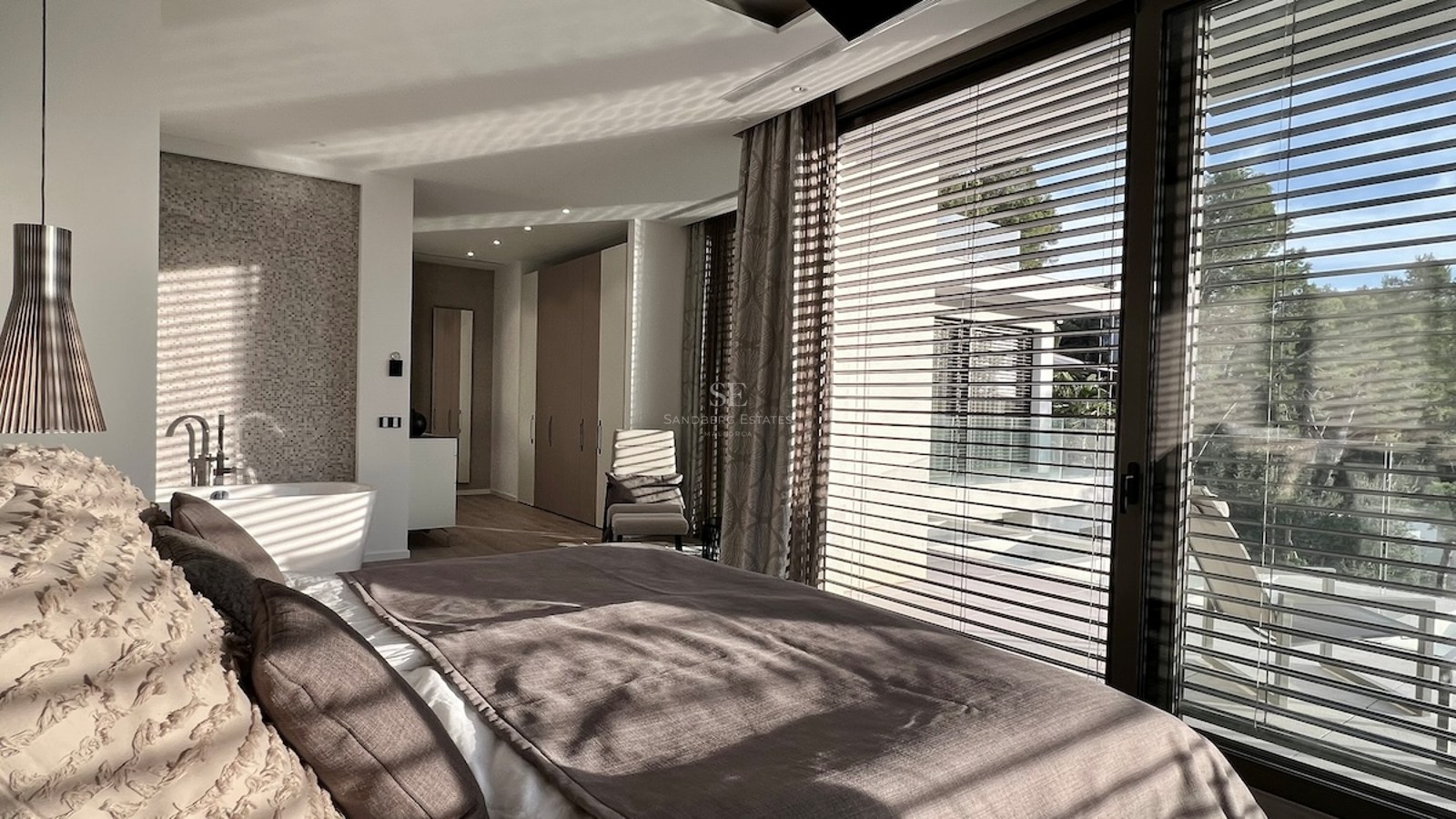 Imagen de una lujosa vivienda con piscina, jardín exuberante y arquitectura moderna. Iluminación natural y acabados de alta calidad.