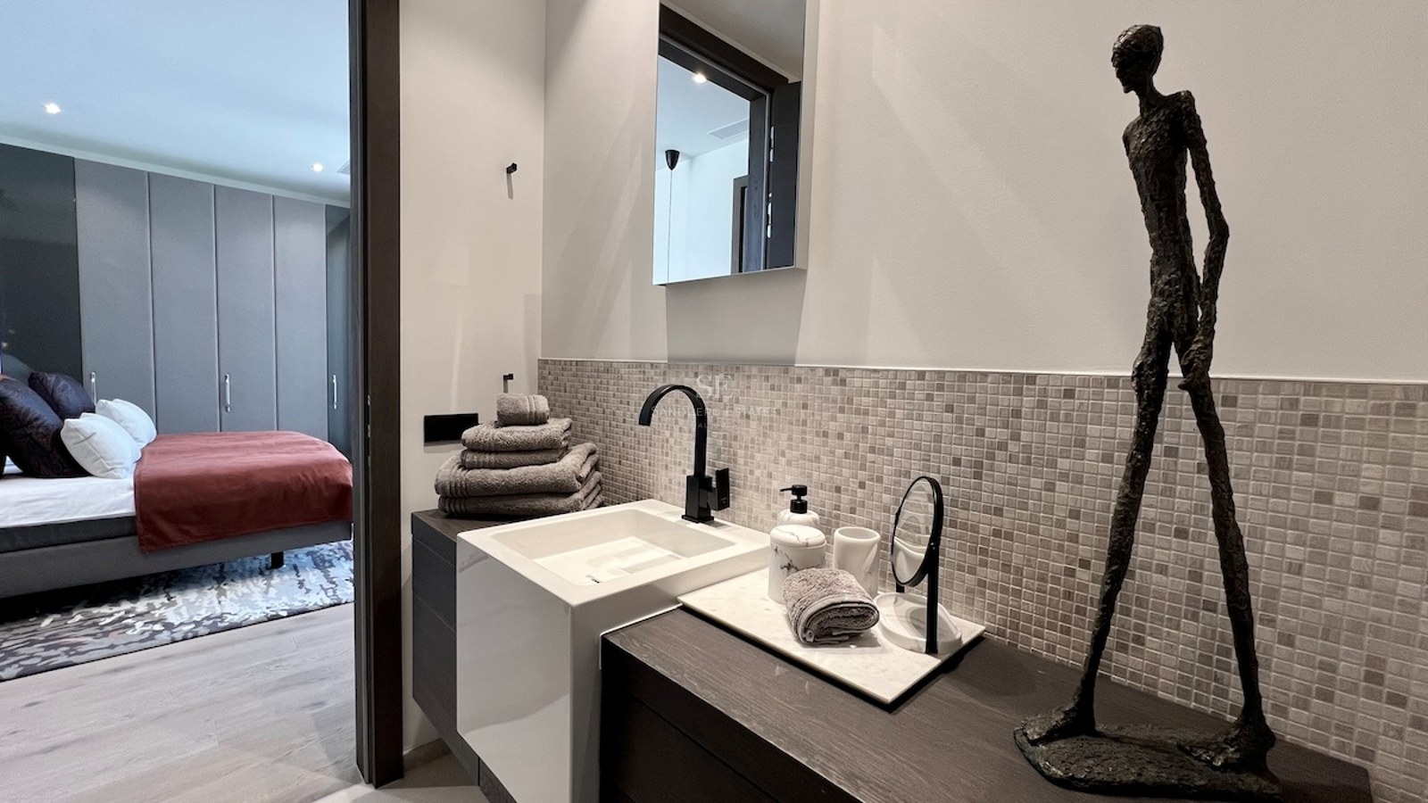 Exterior de villa moderna con piscina infinita, tumbonas, y vistas al mar. Diseño minimalista con líneas limpias y amplias ventanas.