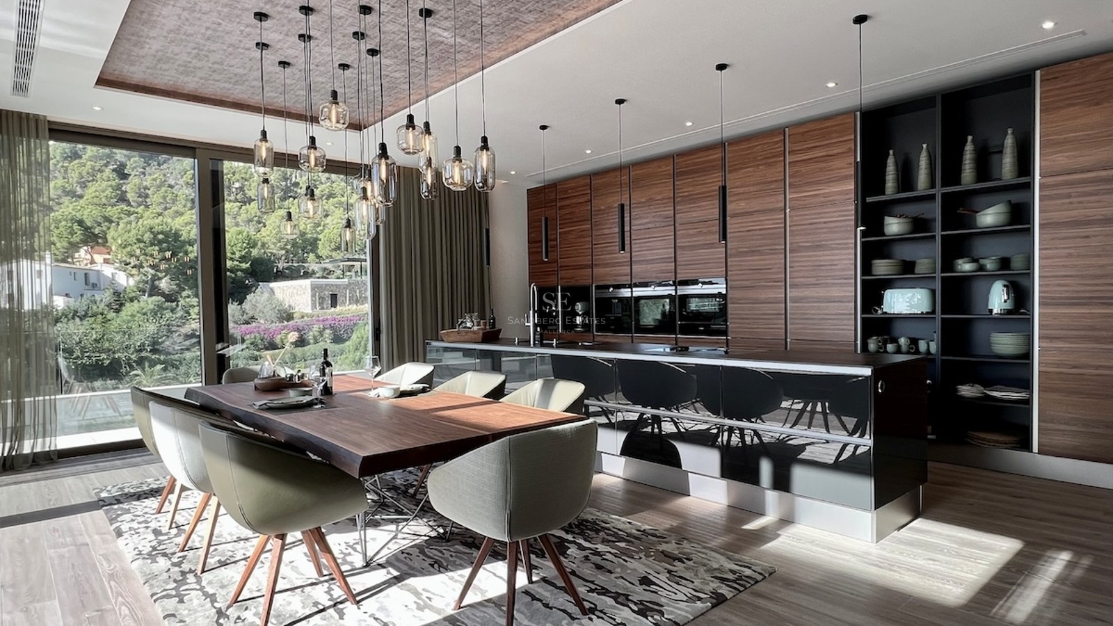 Amplio balcón con barandilla de cristal y vistas infinitas al mar. Diseño moderno, elegante y luminoso. Suelos de madera. Ideal para relajarse.