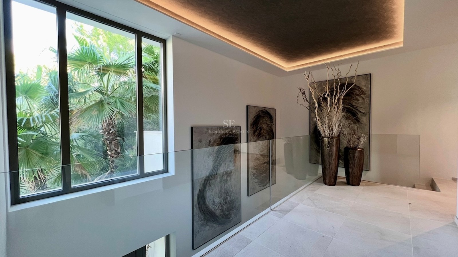 Vista exterior de una villa de lujo con piscina, rodeada de jardín. Arquitectura moderna y elegante con acabados de alta calidad.