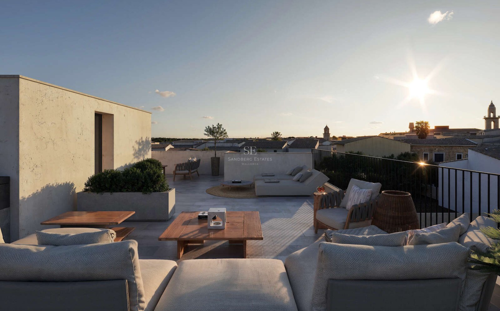 Terrasse de luxe avec sol en pierre naturelle, meubles en bois et transats surplombant une ville méditerranéenne.