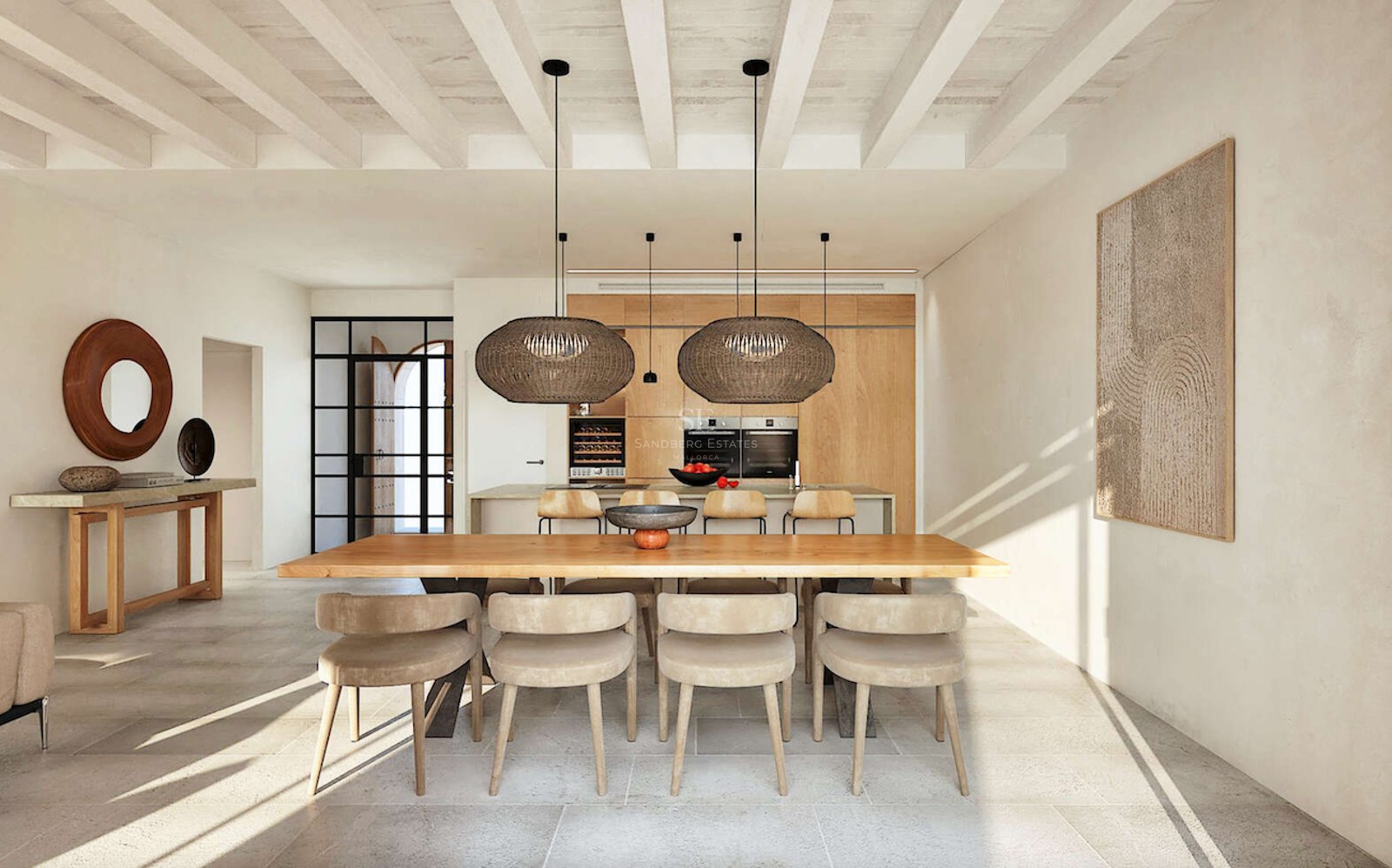 Salle à manger moderne avec table en bois, suspensions tressées et cuisine intégrée sous un plafond à poutres blanches.