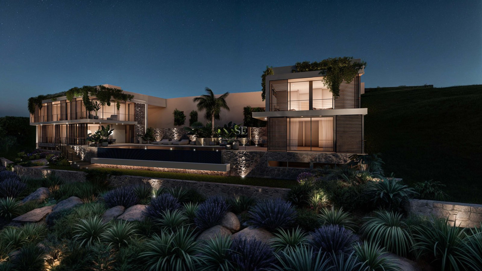 Vue nocturne extérieure d'une villa moderne avec piscine à débordement éclairée et jardin paysager méditerranéen.