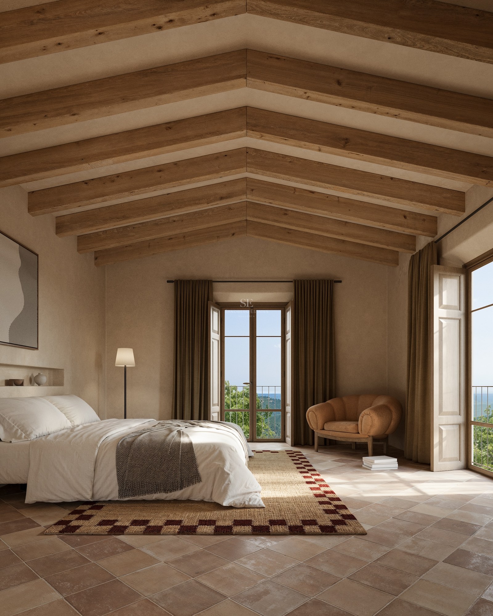 Chambre spacieuse avec hauts plafonds voûtés en bois, sol en terre cuite et portes-fenêtres sur la montagne.