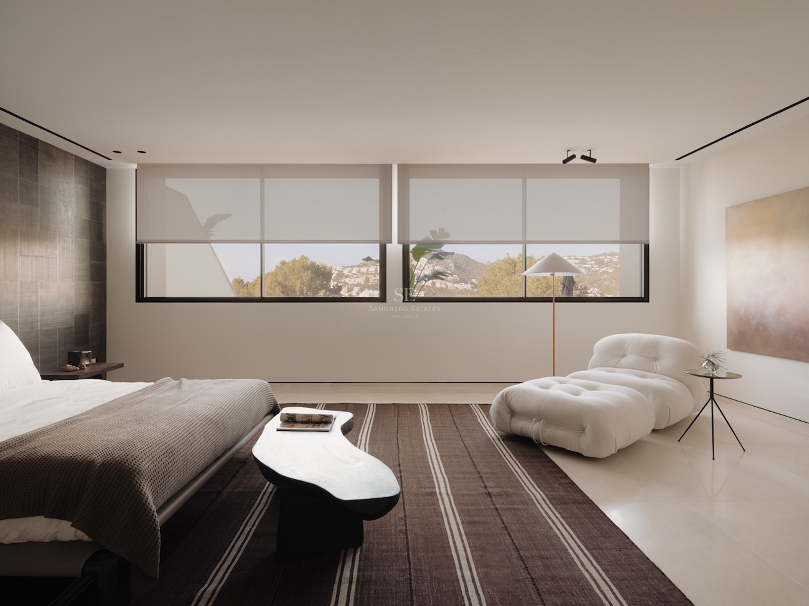 Dormitorio moderno con vistas a la montaña, pared texturizada, sillón de diseño y alfombra de rayas en tonos neutros.