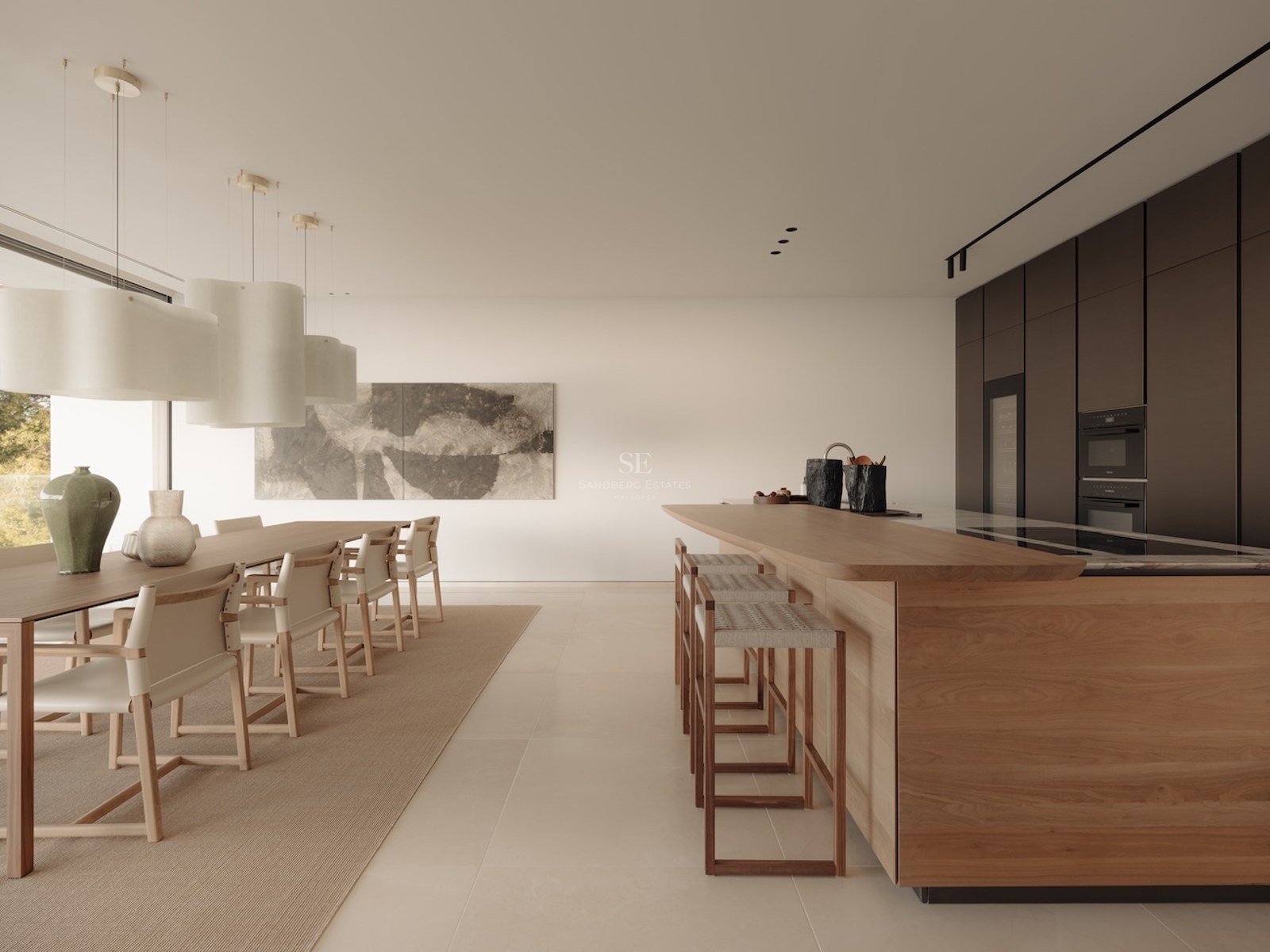 Cocina minimalista con isla de roble, taburetes y zona de comedor bajo lámparas de diseño contemporáneo.