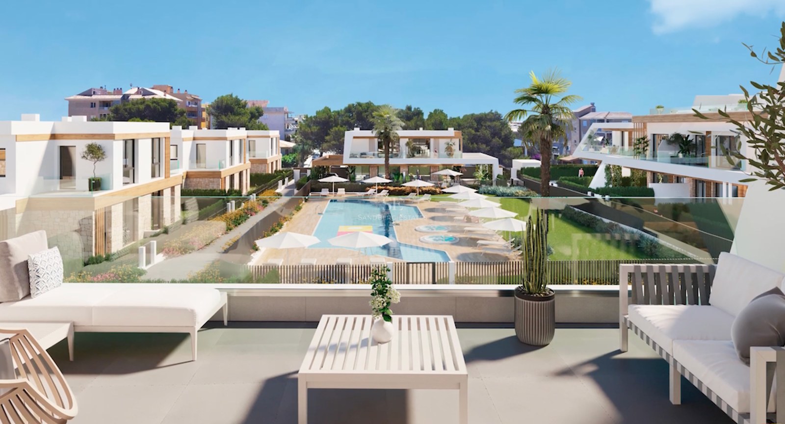 Moderne Terrasse mit weißen Loungemöbeln und Blick auf einen großen Pool sowie mediterrane Gärten.