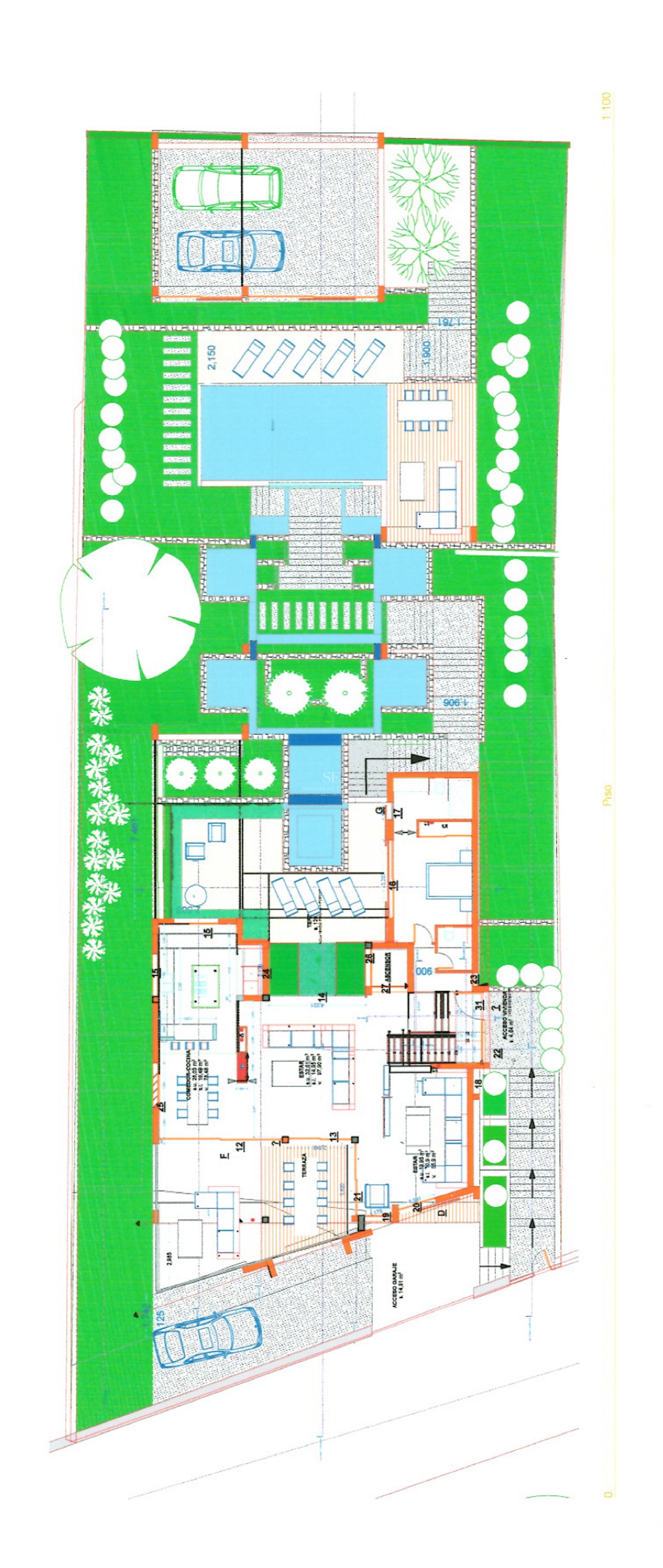 Plan architectural d'une villa de luxe comprenant piscine, jardin, garages et aménagement intérieur.