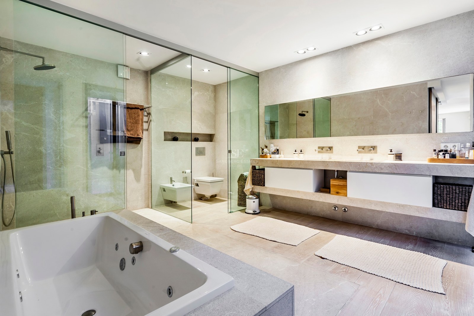 Salle de bains moderne avec douche à l'italienne, double vasque en pierre et baignoire balnéo.