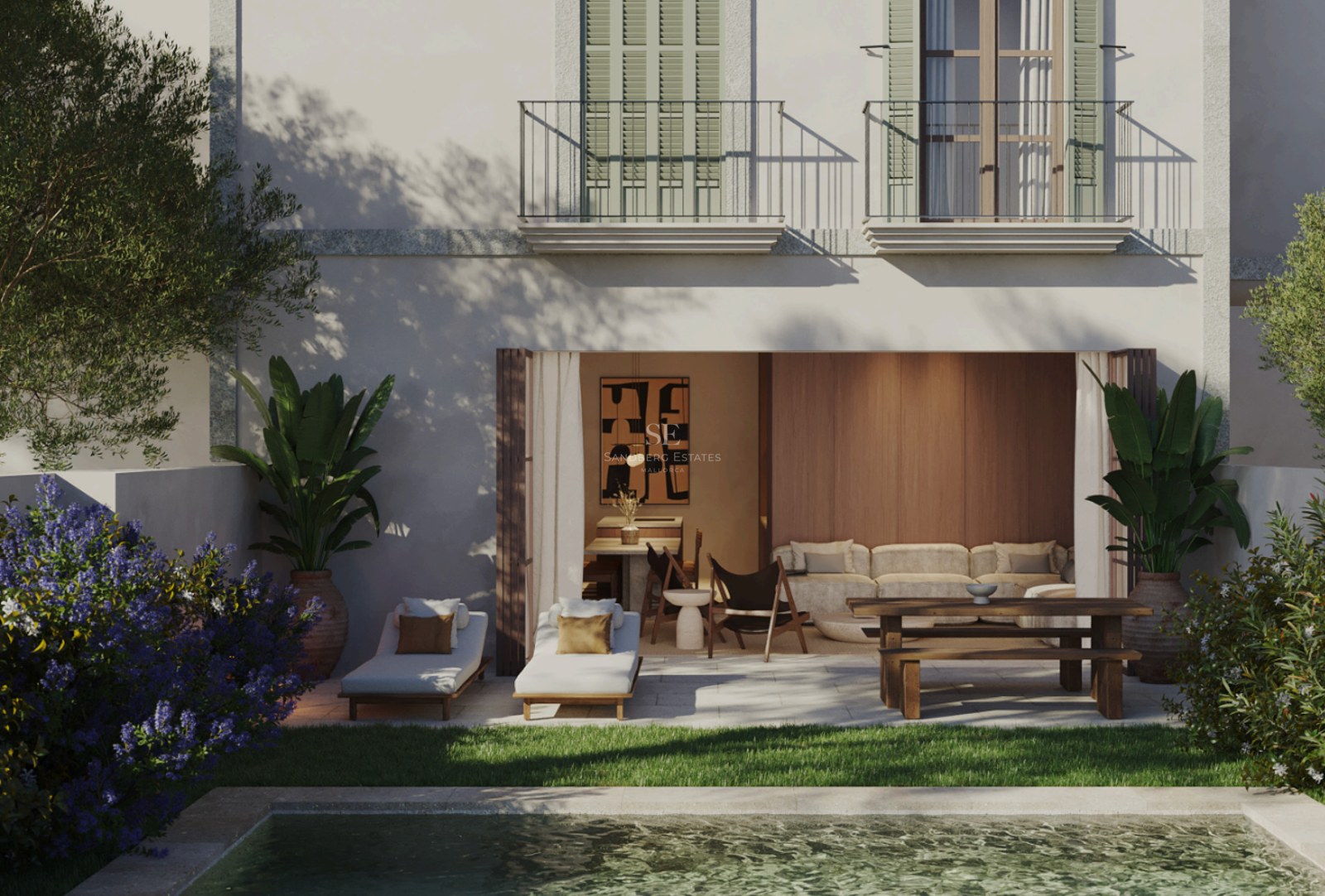 Terraza de lujo con muebles de madera, tumbonas junto a la piscina y fachada con contraventanas verdes.