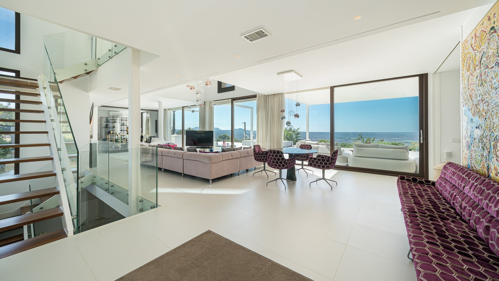 Exterior de una casa moderna con piscina reflectante. Diseño minimalista, amplias ventanas y paisajismo cuidado.