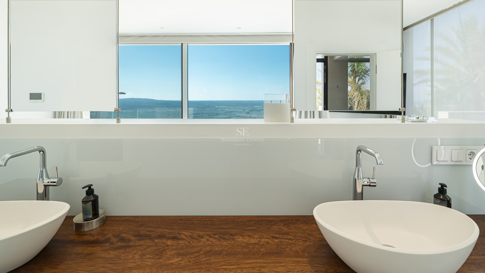 Exterior moderno con piscina infinita y vistas al mar. Arquitectura minimalista, líneas limpias y amplias terrazas. Jardín cuidado.