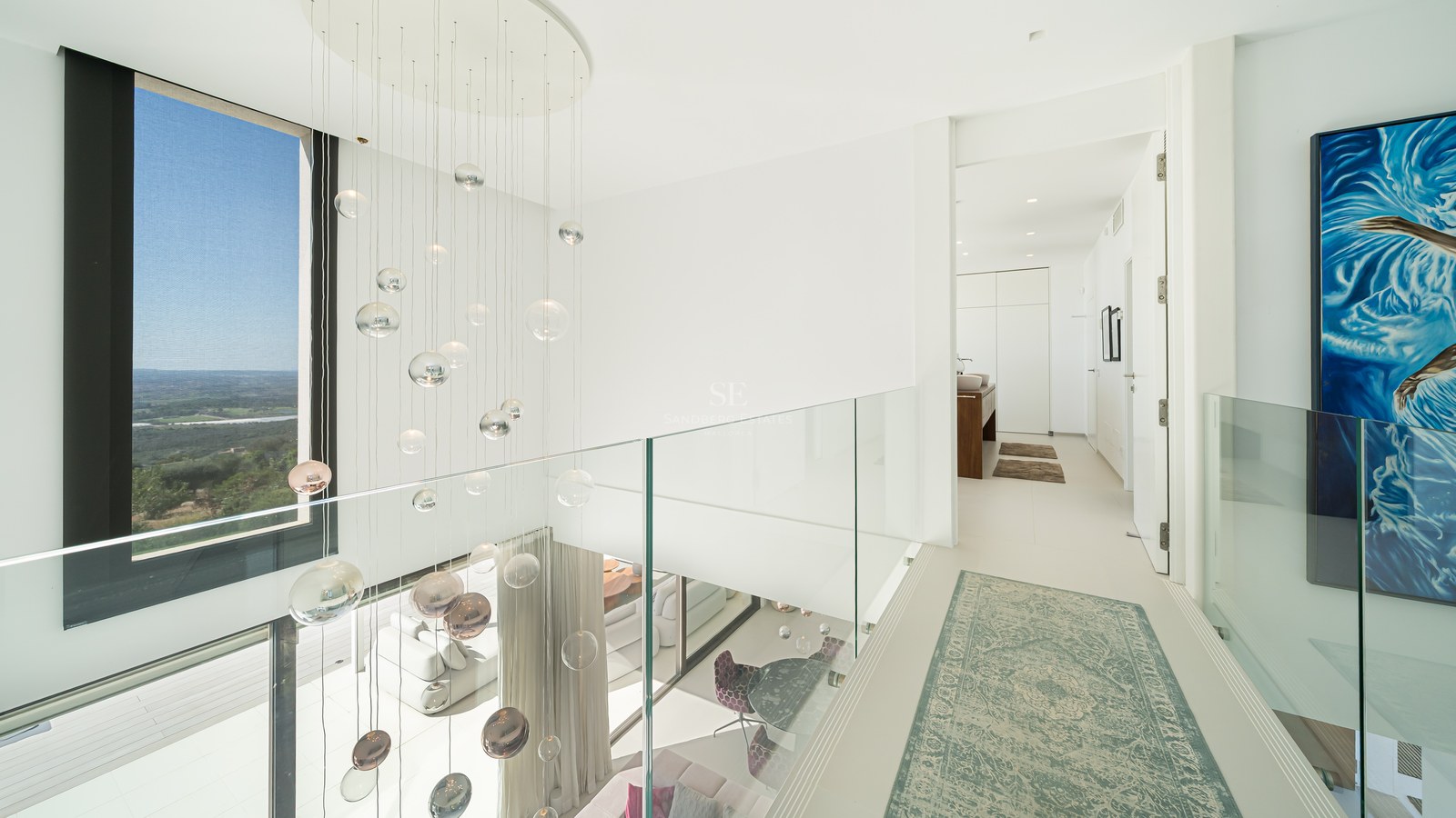 Vista exterior de una villa moderna con piscina infinita, jardín y grandes ventanales. Arquitectura minimalista y diseño paisajístico elegante.