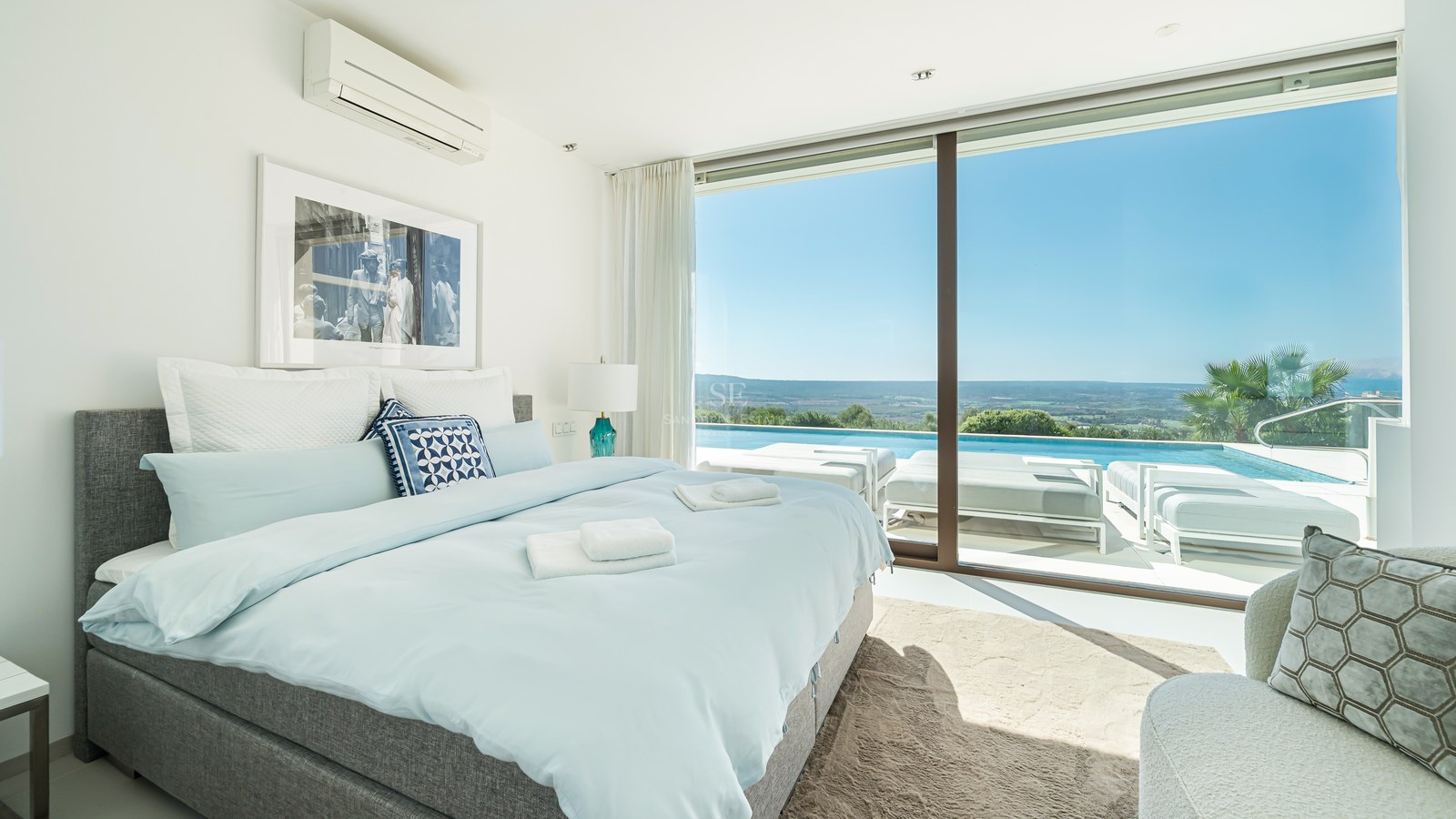 Amplia terraza con piscina infinita, tumbonas y vistas panorámicas. Diseño moderno y elegante con mobiliario exterior de alta gama.