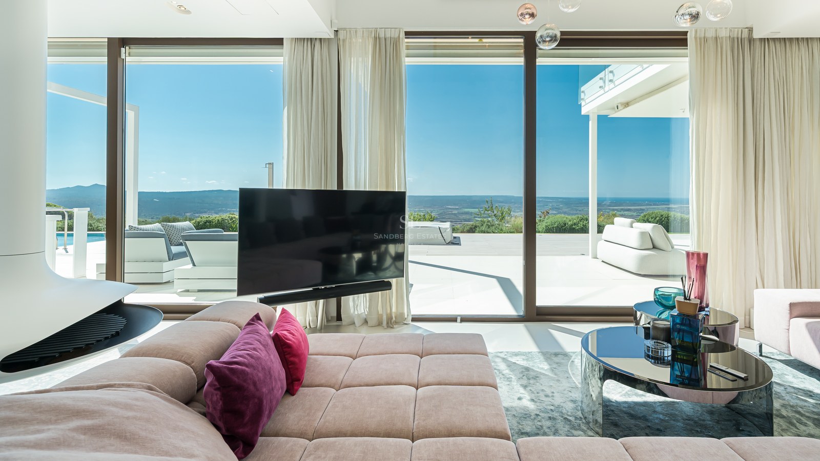 Amplia terraza con piscina infinita, tumbonas y vistas panorámicas. Diseño moderno, elegante y minimalista. Mobiliario de exterior de alta calidad.