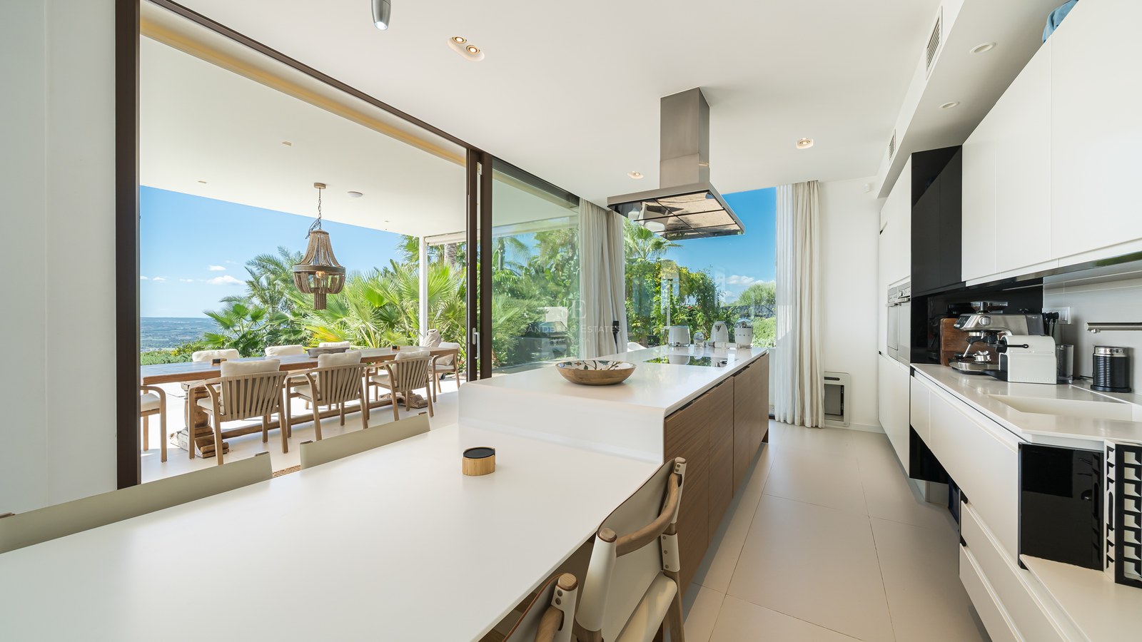 Vista exterior de villa de lujo con piscina, jardín exuberante y arquitectura moderna. Ideal para familias y entretenimiento.