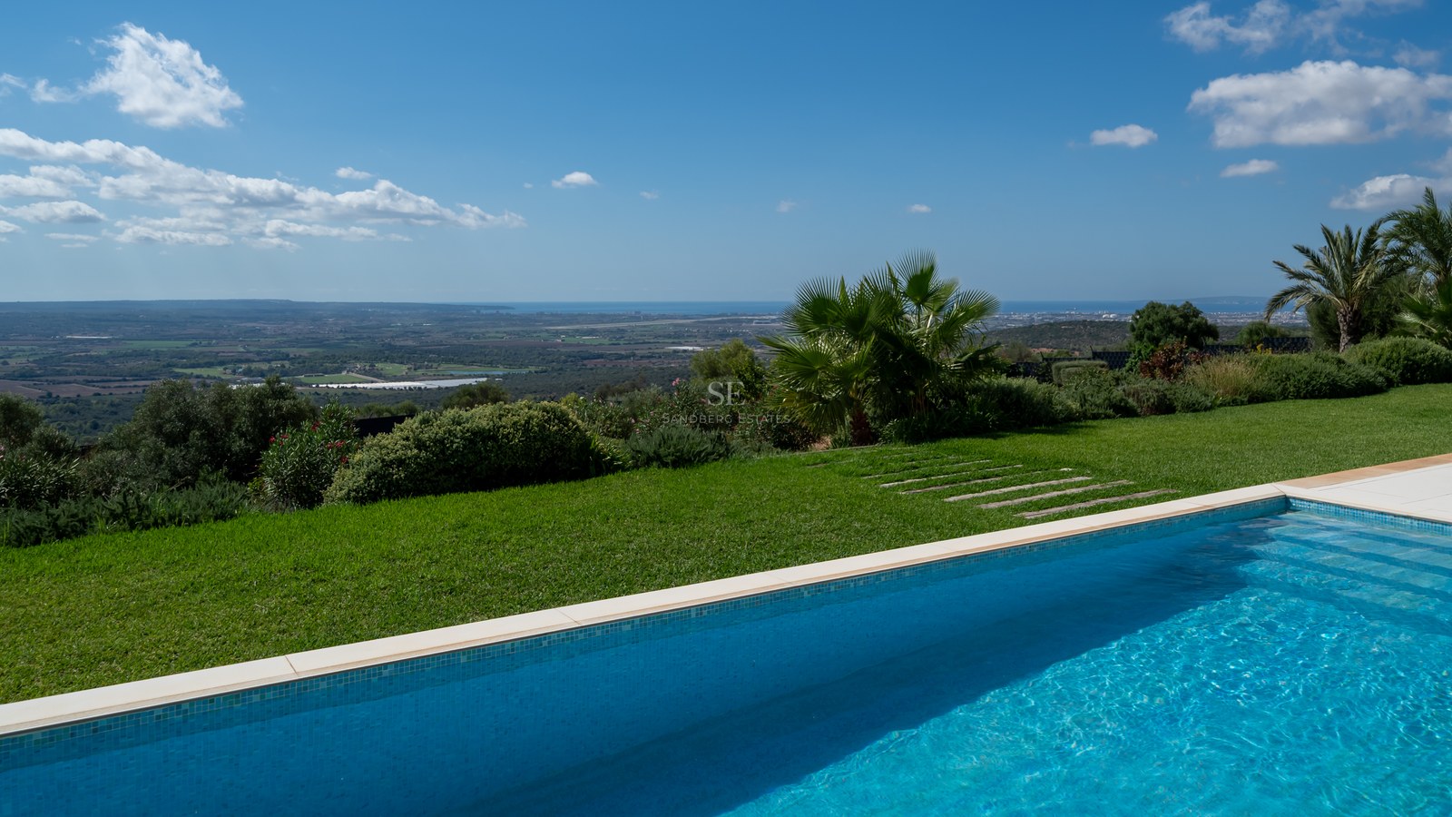 Vista piscina borde infinito. Diseño moderno. Amplias terrazas, vegetación. Minimalismo elegante, luz natural. Inversión.