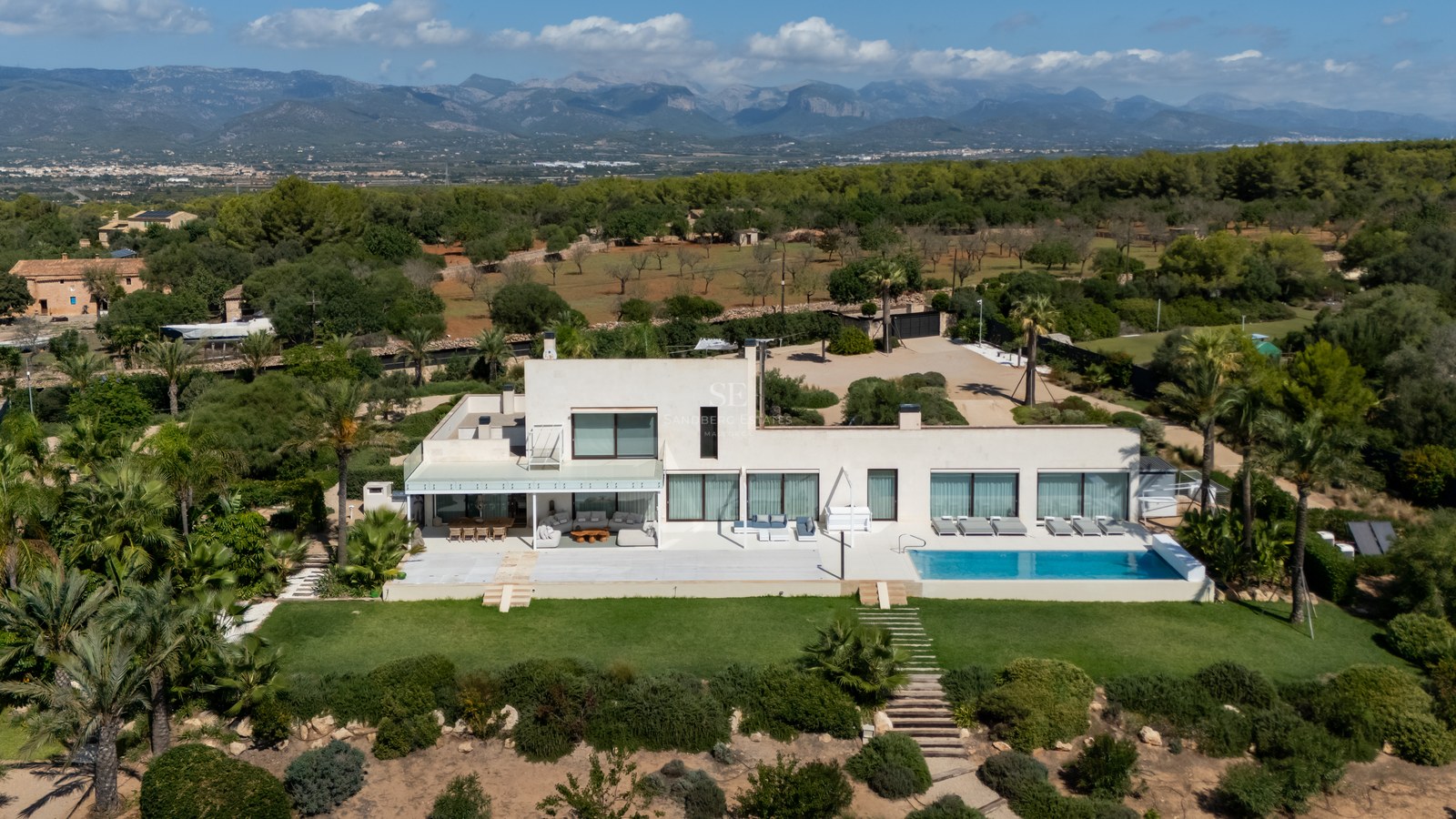 Amplio balcón con vistas panorámicas al mar. Diseño moderno con mobiliario exterior elegante y barandilla de cristal.