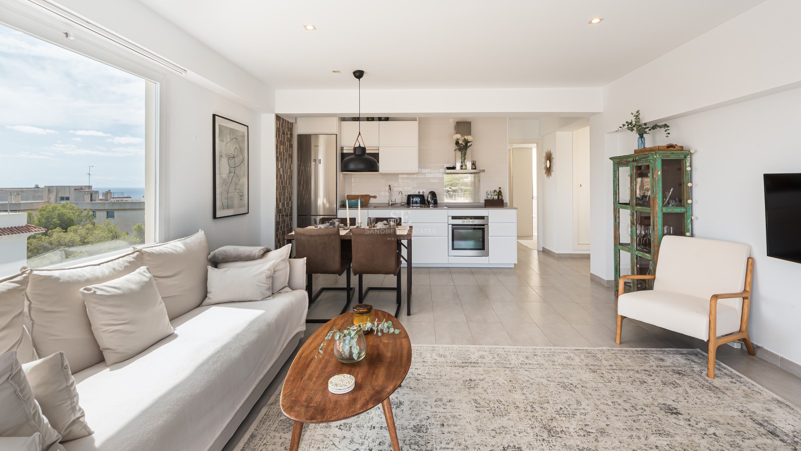 Stor pool med solstolar, parasoller och loungeområde. Modern design med frodig växtlighet och blå himmel.