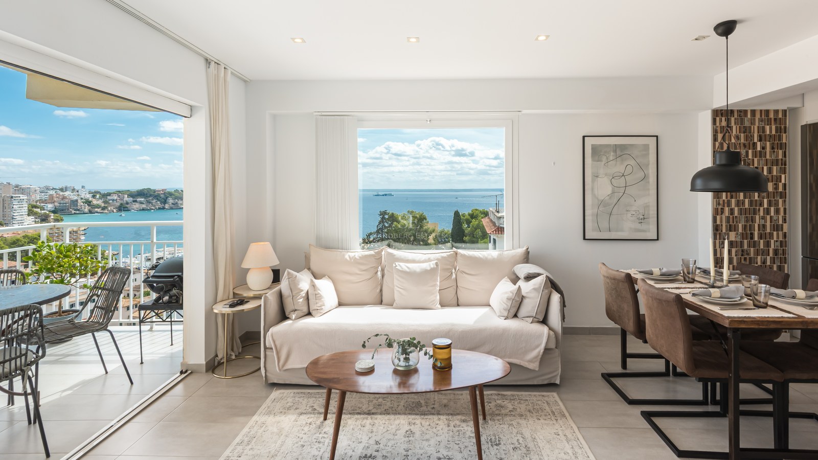 Exteriörvy av modern villa med infinitypool, solstolar och lummig trädgård. Minimalistisk arkitektonisk design med stora fönster.