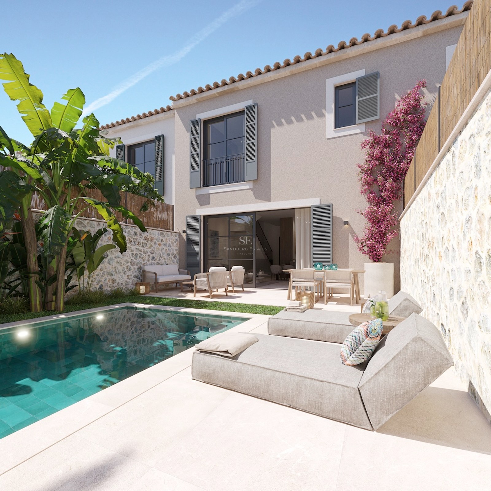 Blick auf einen Infinity-Pool mit gepflegtem Rasen, Liegestühlen und Sonnenschirmen. Modernes Design mit großen Fenstern und minimalistischer Architektur.