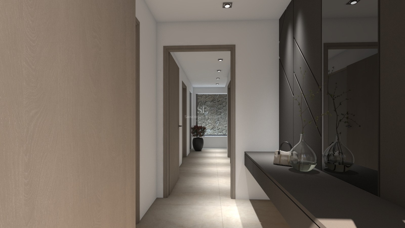 Couloir élégant avec portes en bois clair, console sombre, grand miroir et mur en pierre naturelle au fond.