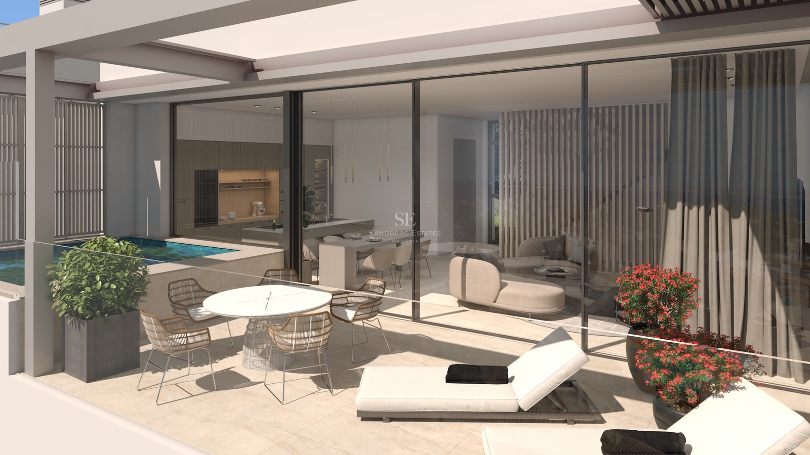 Terrasse moderne avec coin repas, chaises longues et petite piscine à côté du salon et de la cuisine vitrés.