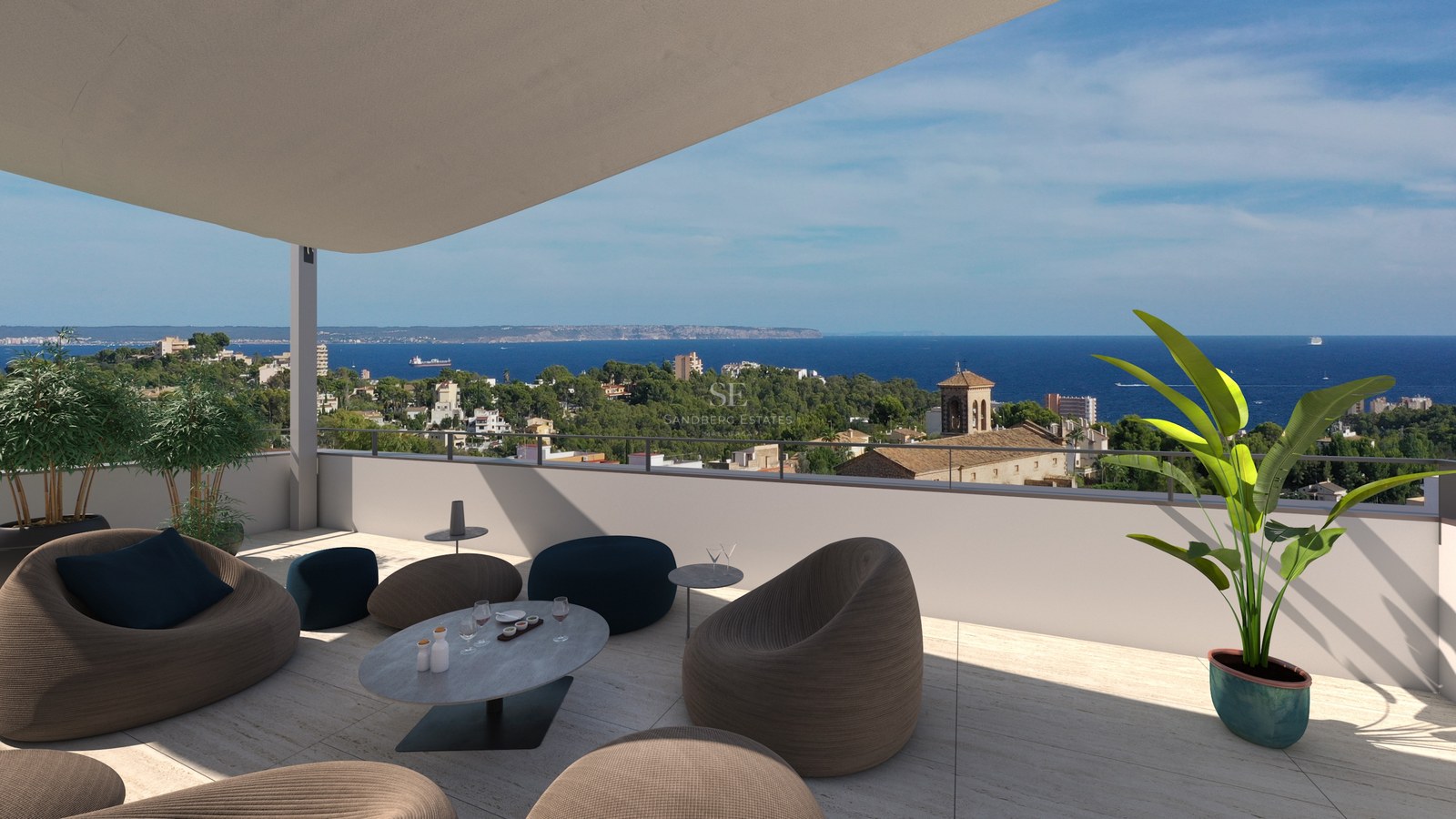 Terrasse moderne sur le toit avec sièges design offrant une vue sur une ville côtière méditerranéenne et la mer.