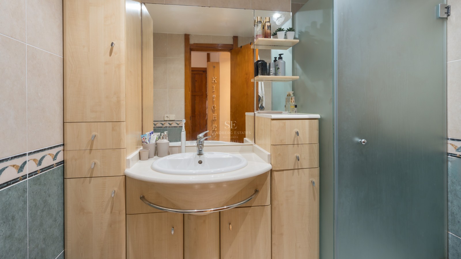 Ático moderno con ventanales amplios, terraza espaciosa, piscina privada y vistas impresionantes. Diseño minimalista y elegante.