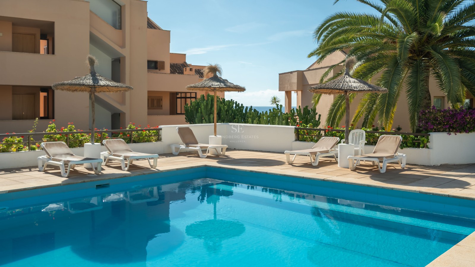 Amplia terraza con piscina infinita y vistas panorámicas. Arquitectura moderna con elegantes acabados y abundante luz natural.
