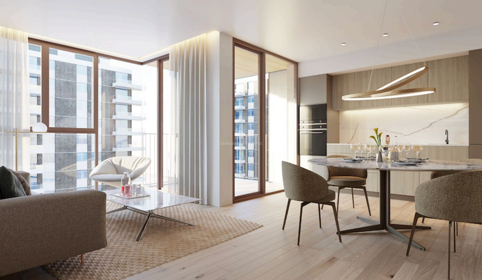 Salón moderno con ventanales de suelo a techo, mesas de mármol y suelos de madera clara con acceso a terraza.