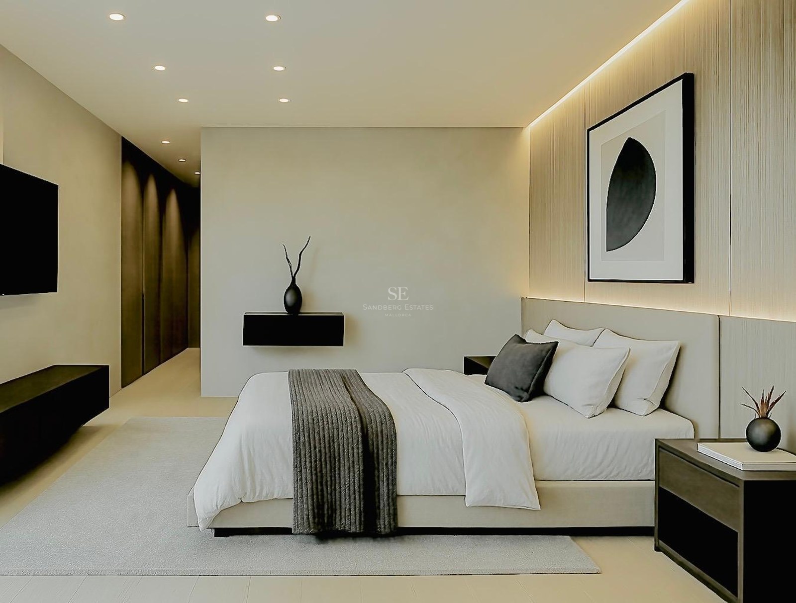 Modernt master bedroom i neutrala toner, texturerade väggpaneler och abstrakt konst på väggen.