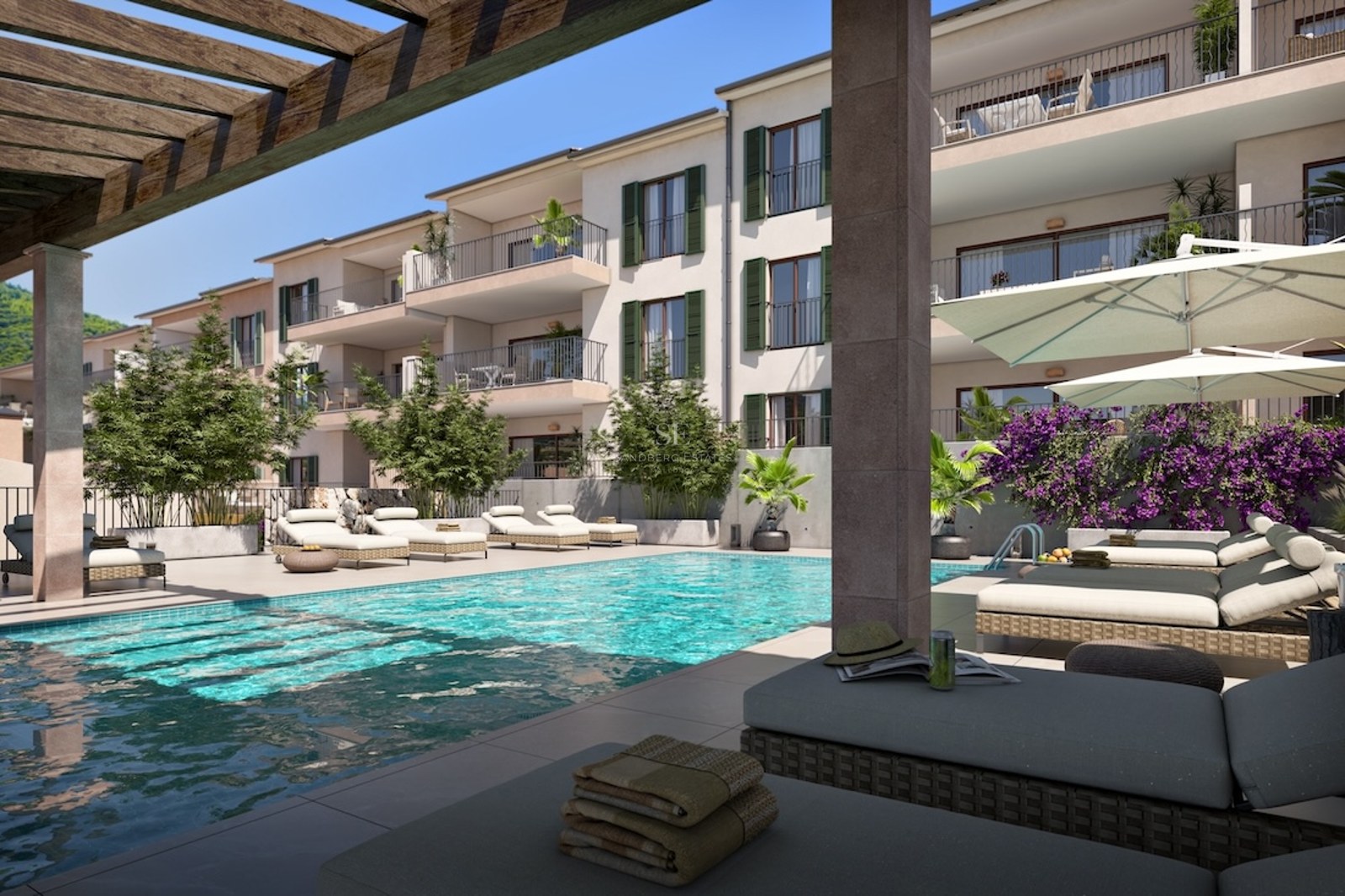 Piscina turquesa con tumbonas de diseño, buganvillas y edificio mediterráneo moderno bajo un cielo azul.