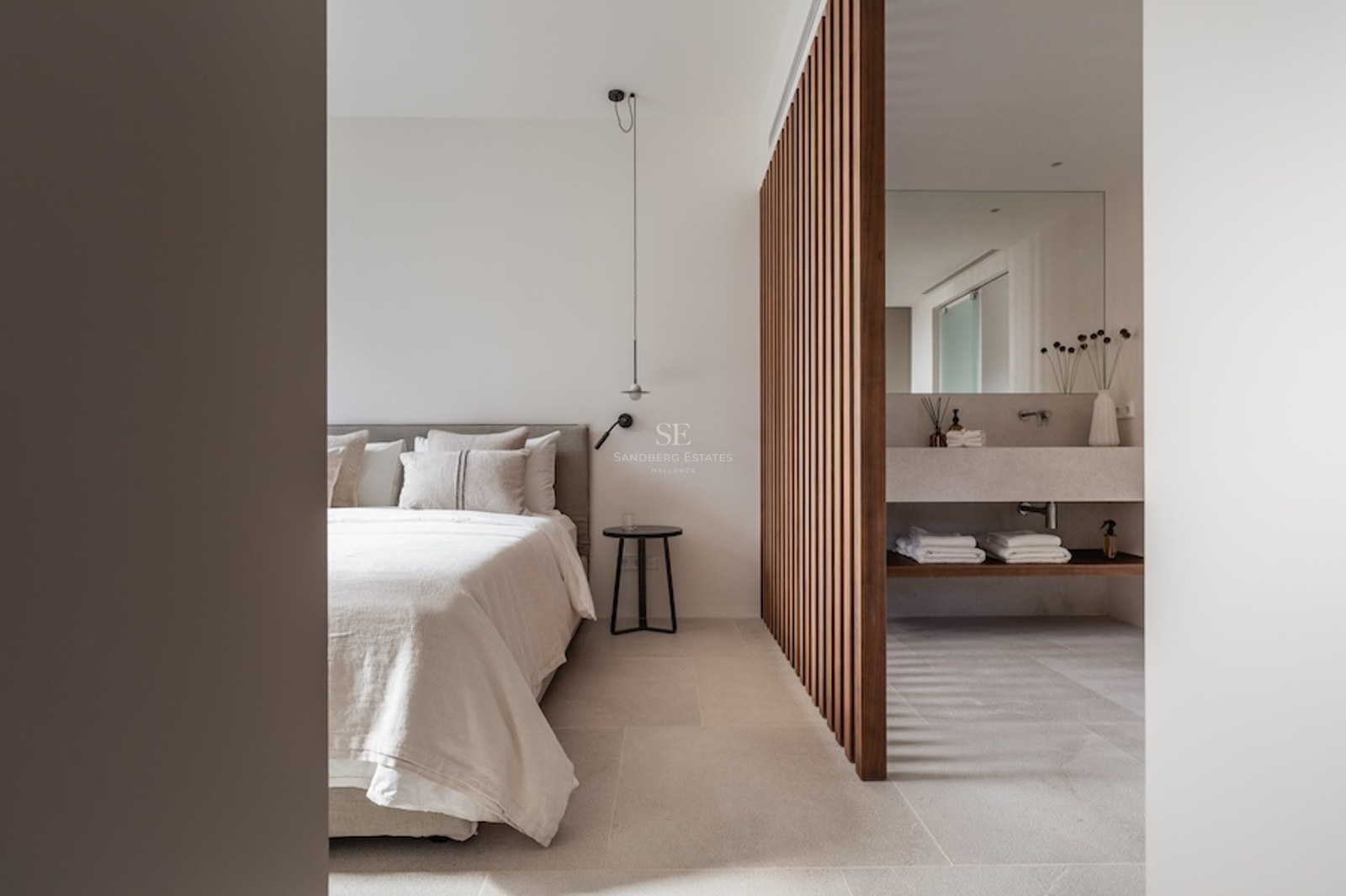 Modernes Hauptschlafzimmer mit Holzlamellen-Trennwand und integriertem En-Suite-Badezimmer mit Steinwaschtisch.