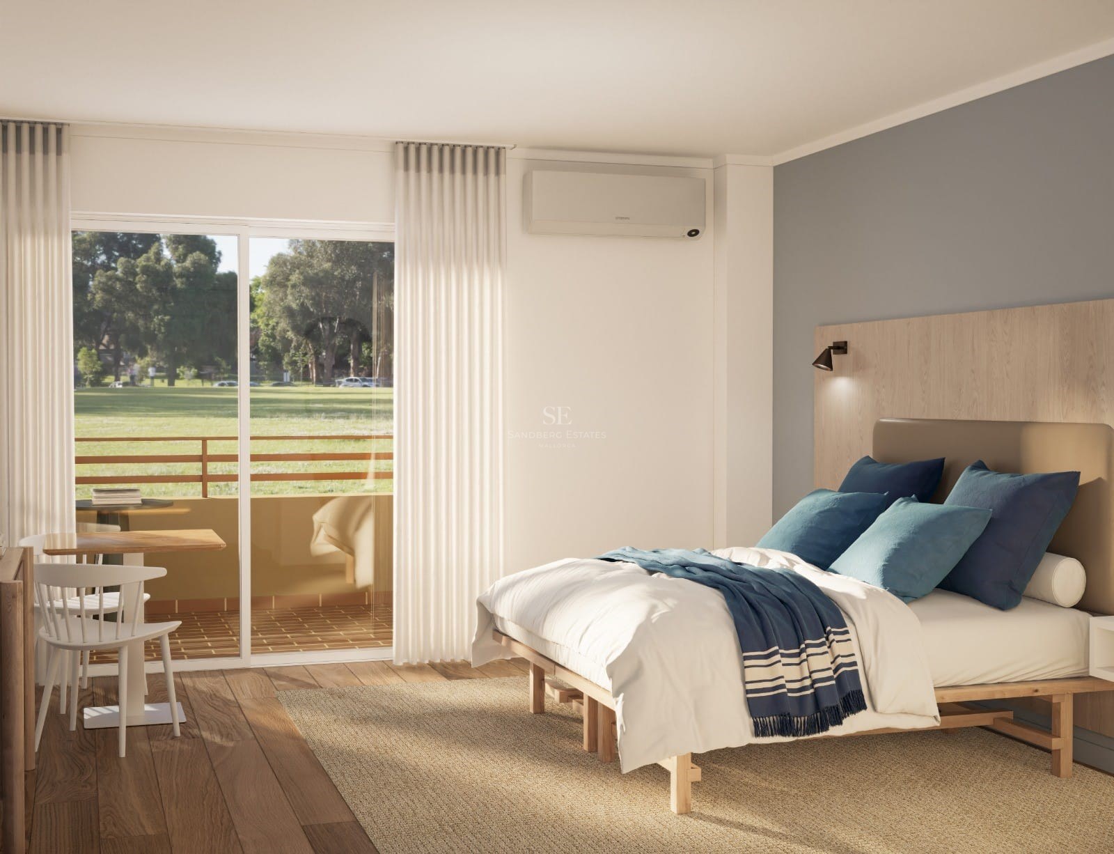 Chambre lumineuse avec lit en bois, textiles bleus et accès à un balcon donnant sur un espace vert.