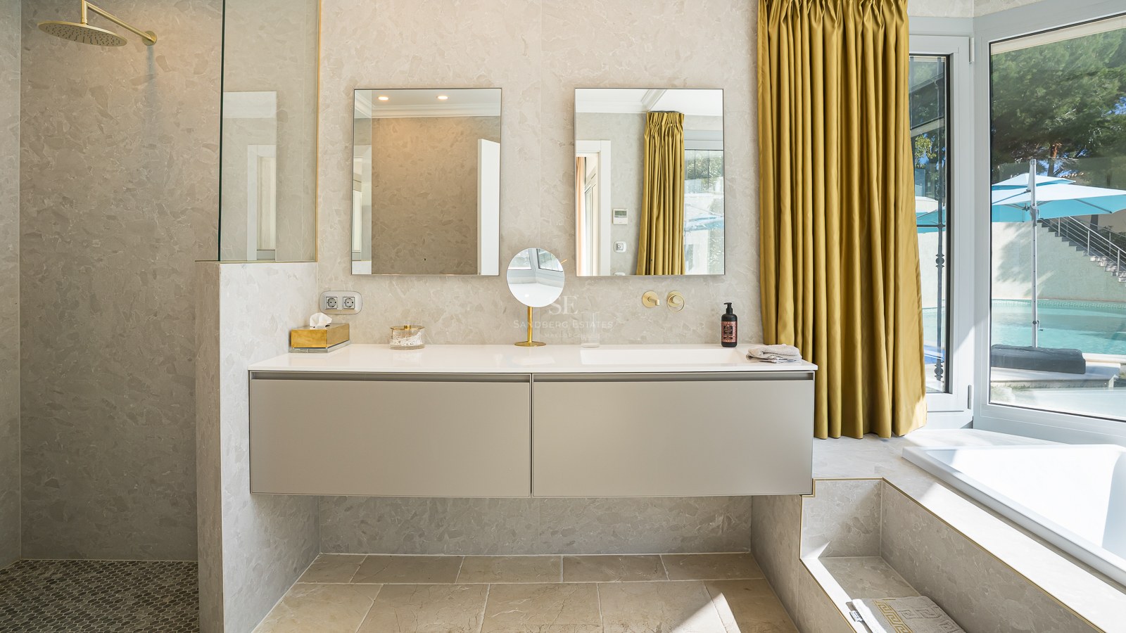 Salle de bains moderne avec meuble double beige, deux miroirs rectangulaires et rideaux dorés.