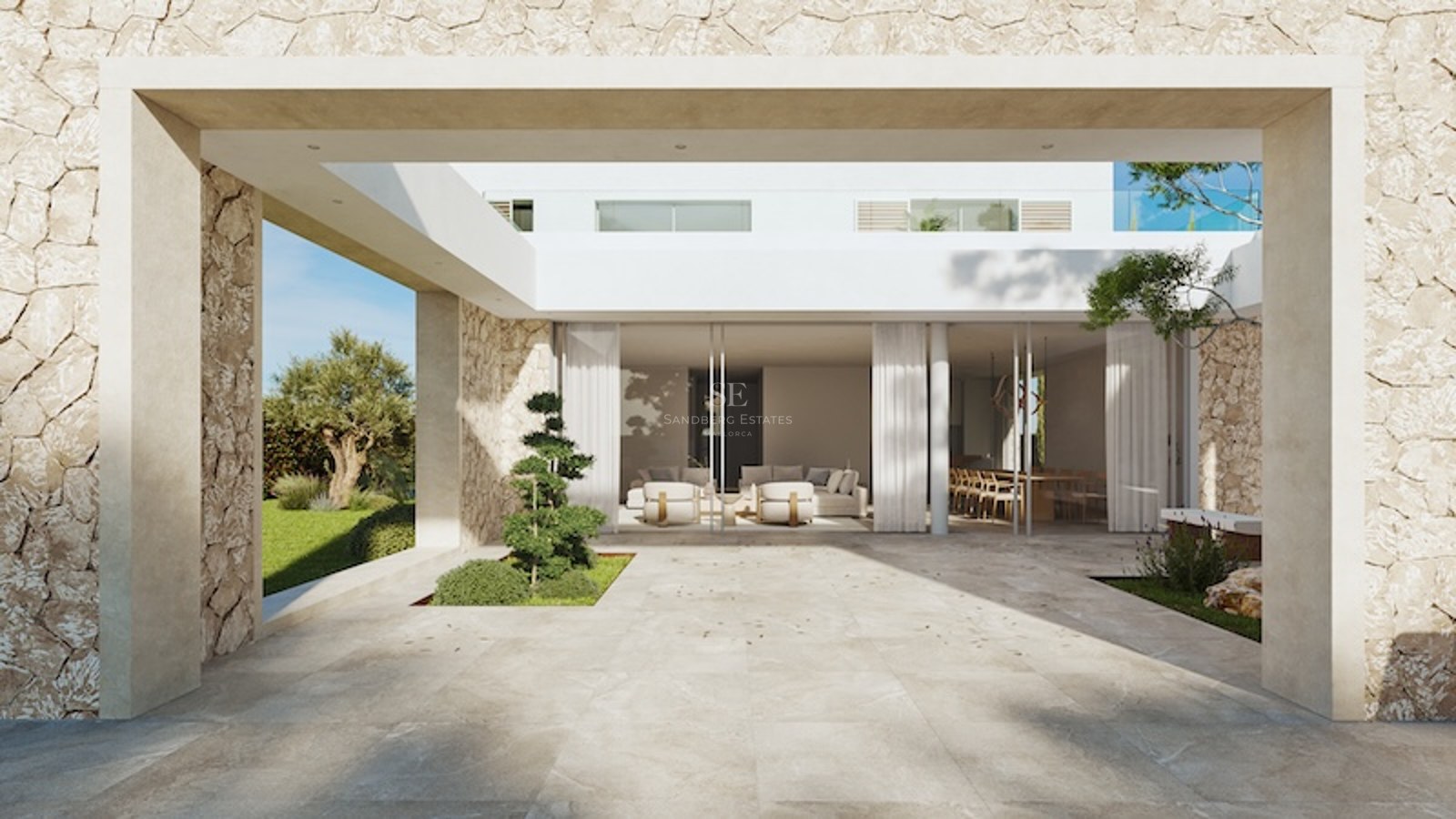 Moderne Villenterrasse mit Natursteinfliesen und Glasschiebetüren zum offenen Wohnbereich.