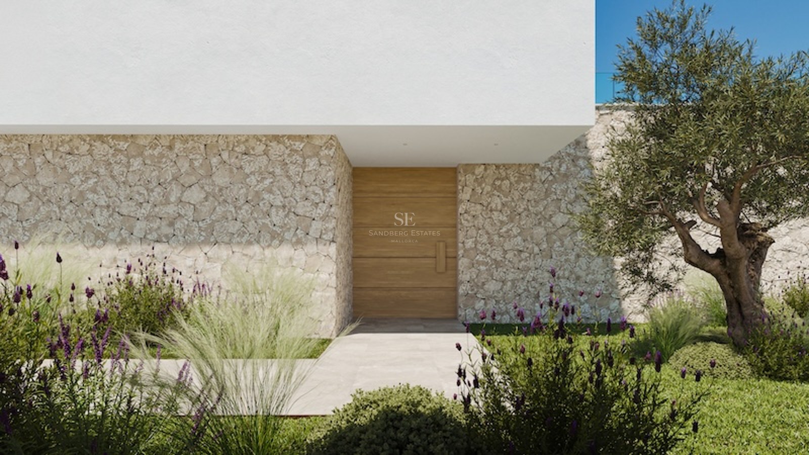 Moderner Villa-Eingang mit massiver Holztür, Natursteinwänden und mediterraner Bepflanzung.