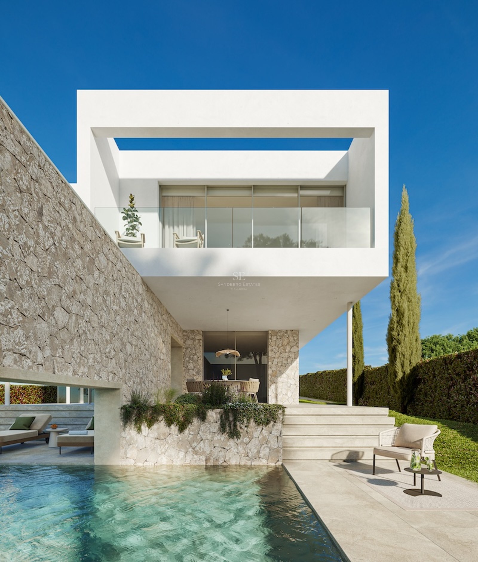 Villa contemporaine blanche à deux étages avec murs en pierre naturelle, piscine turquoise et architecture épurée.
