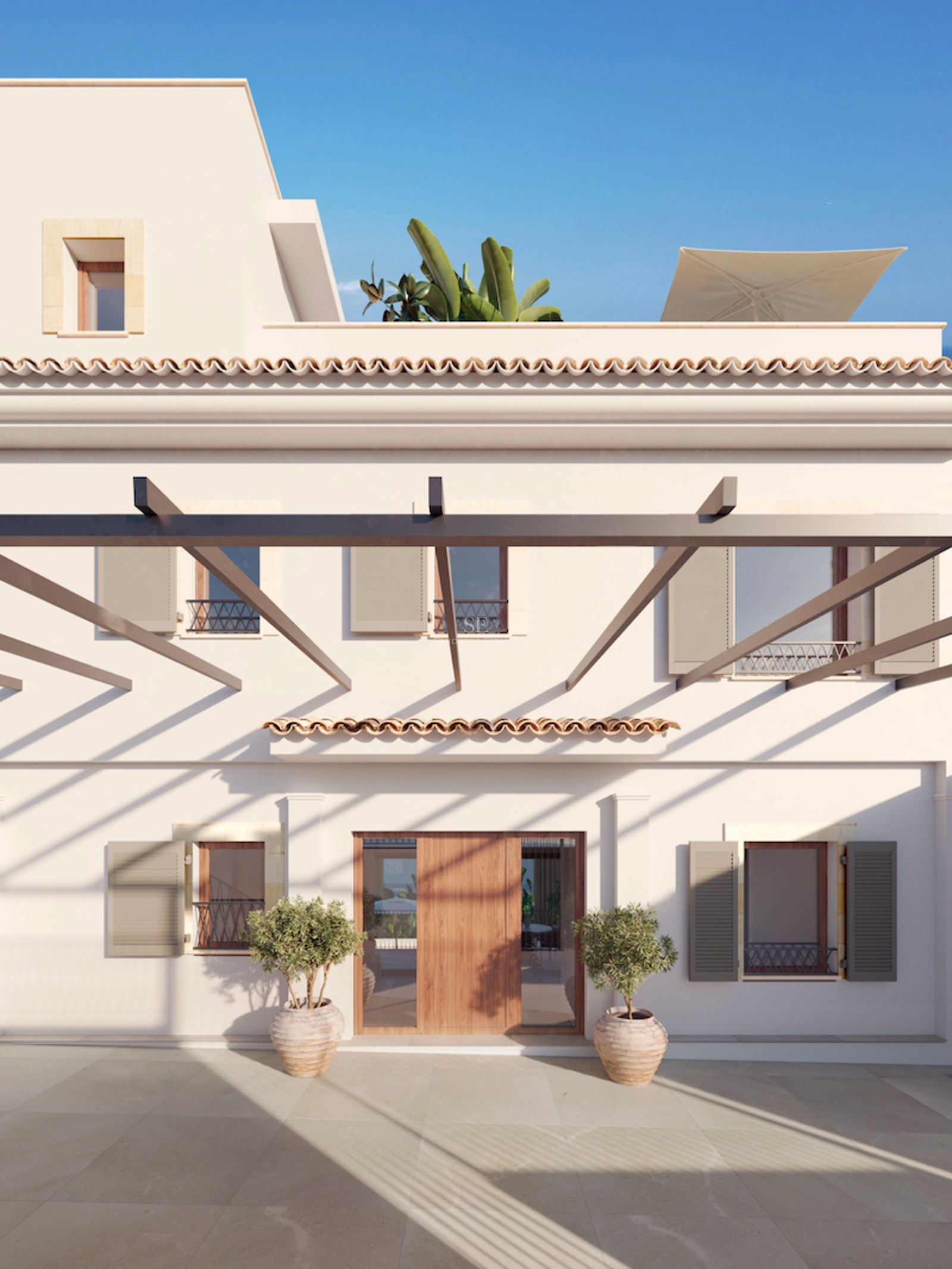 Façade de villa blanche méditerranéenne avec pergola en bois, tuiles en terre cuite et plantes en pot à l'entrée.