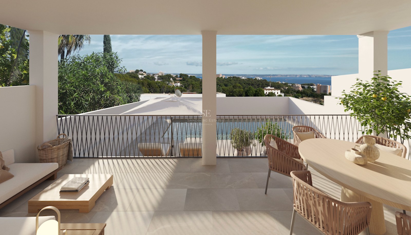 Terrasse couverte avec mobilier en rotin surplombant une piscine et la mer Méditerranée.
