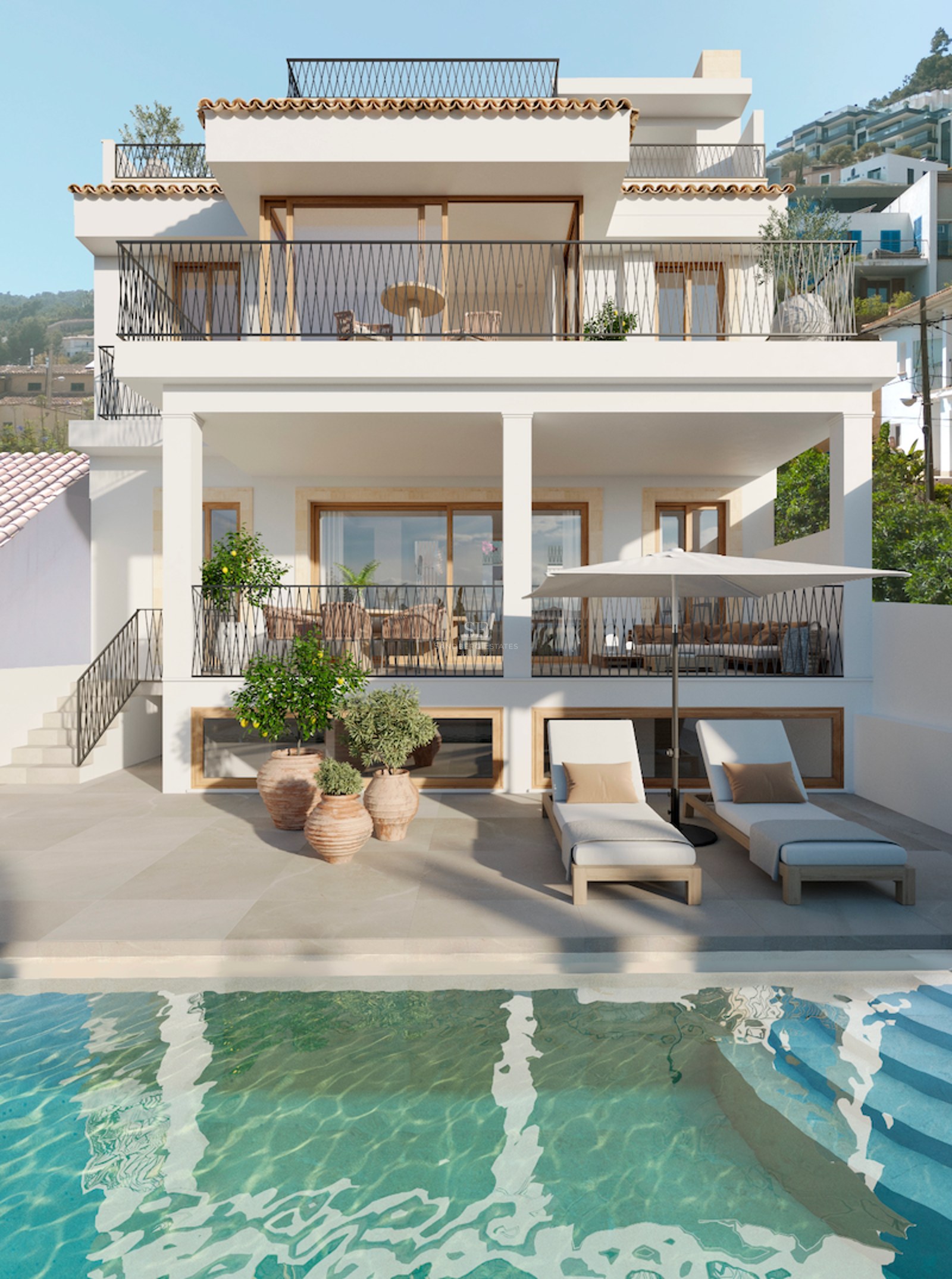 Façade de villa blanche moderne avec piscine au premier plan, chaises longues et plusieurs niveaux de terrasses.